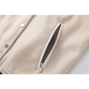 Chaqueta universitaria de lana clásica con mangas de piel sintética Chaqueta con letras bordadas personalizadas para equipos - Product Image 6