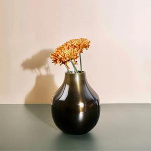 Vase en métal artisanal pour fleurs fraîches et artificielles, idéal pour la décoration de maison de luxe et le style de table centrale - Product Image 1