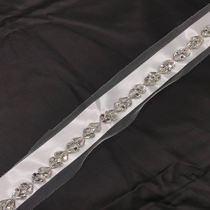 Tela de encaje floral hecho a mano con adorno de piedra de cristal de plata diamante - Product Image 1