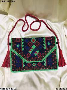 Sac de soirée en toile de créateur fait à la main de style Banjara pour femmes Embellissements de perles ethniques exclusifs Élégant fabriqué à la main - Product Image 4