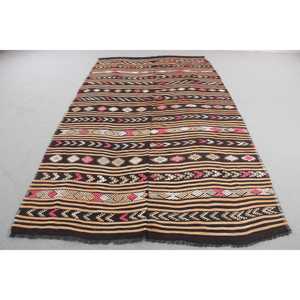 Alfombra Turca Vintage de 5.7x10.7 pies (173x326 cm), Alfombra Kilim Negra con Estampado Animal - Product Image 1