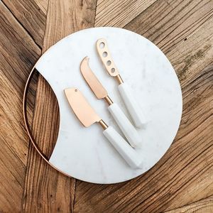 Planche à fromage artisanale en marbre et en bois découpée à la main, parfaite pour offrir aux amateurs de fromage et aux chefs gastronomiques. - Product Image 4