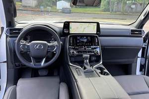 Lexus LX 600 Premium 2023, Paquetes de Mejora de Apariencia e Interior, 7 Asientos - Product Image 2