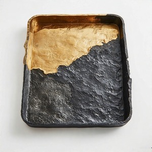 Plateau en aluminium Majestic Curve avec cadre rectangulaire et poignées sculptées pour un style d'hébergement d'élite et un arrangement festif - Product Image 5