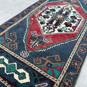 Alfombra Turca Pequeña de 1.5x3.3 pies, Alfombra Floral Azul y Roja de Lana - Product Image 5