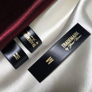 Étiquettes de vêtements personnalisées durables AL HIJRAH ABAYAS, pliées en bout, en tissu pour vêtements - Product Image 5