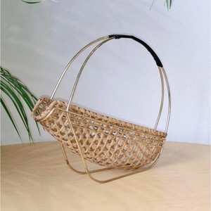 Estante para vinos de metal con silueta de acero inoxidable que refleja la luz ambiental y transforma la colección de vinos en un mosaico brillante. - Product Image 1