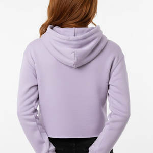 Sweat à capuche court tendance pour femmes, fabrication sur mesure OEM avec tissu polaire de qualité supérieure, idéal pour les amateurs de streetwear - Product Image 2