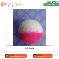 Fournisseur en gros de boules de feutre rondes/ovales en laine 100% faites à la main, taille personnalisée, design moderne Ahana, décoration d'anniversaire pour la maison, personnalisable