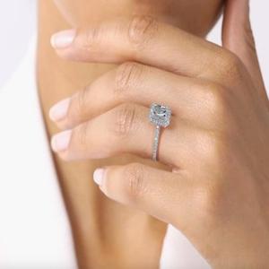 Anillo de diamante cultivado en laboratorio de corte esmeralda de 10K, joyería de diamante creada en laboratorio de 6x8mm, anillo de compromiso de claridad VS1 de Color F para ella - Product Image 1