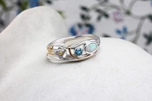 Bague de pierres précieuses topaze bleue et opale de feu blanche bague fleur, cadeau unique pour elle, bague topaze, bague opale, bague florale, bague faite à la main - Product Image 4