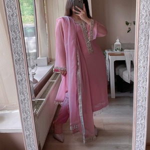 ชุดเครื่องประดับ georgette salwar kameez หนังแท้พร้อมด้วยเสื้อดีไซน์เนอร์ที่ทำด้วยมือและจับคู่กางเกง dupatta สำหรับโอกาสพิเศษ - Product Image 1