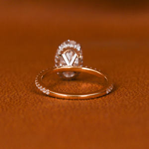 Bague exclusive en or 14KT Hidden Halo avec diamants de laboratoire de coupe ovale et ronde Bague de fiançailles de haute qualité pour les femmes - Product Image 3