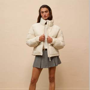 Chaqueta acolchada recortada Latte duradera y acogedora para Mujer | Elegante abrigo corto de invierno para uso diario - Product Image 2