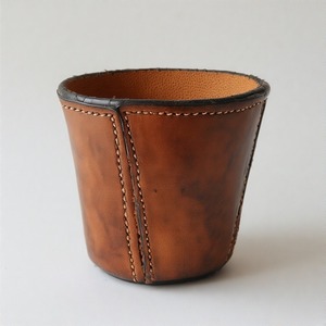 Maceta de cuero de diseño delicado en tamaño miniatura que ofrece textura suave y sofisticación orgánica a pequeñas esquinas verdes - Product Image 6