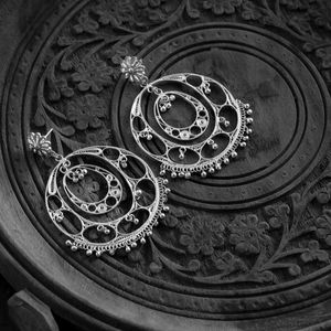 ต่างหูสตั๊ดแบบดั้งเดิมที่แกว่งไปมาได้เกรดสูงส่งตรงจากผู้จัดจำหน่ายอินเดียที่มีความเงางามระยิบระยับ - Product Image 1