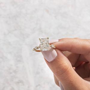 Anillo de compromiso de diamante cultivado en laboratorio de 1,50 quilates VVS2 E Color de corte radiante de lujo, proveedor de joyería de oro y plata personalizado certificado IGI - Product Image 1