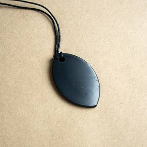 Colgante de Shungita Hoja de Karelia 1.2*2 pulgadas (30*50 mm) - Product Image 4