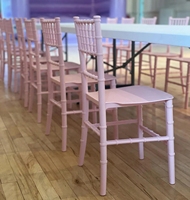 Promotion Chine : Chaises Chiavari empilables en plastique roses pour événements, mariages, banquets, hôtels et fêtes (enfants et adultes) - Dubaï