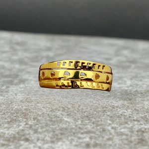 Anillo Ancho Dorado con Recortes en Capas |   Diseño Moderno de Franjas Horizontales |   Elegante Oro Amarillo de 2.210 Gramos - Product Image 1