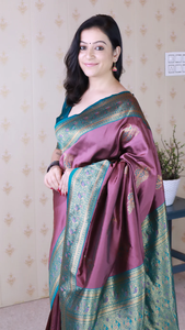 Saree Banarasi de seda suave rosa Coral con elegante tejido de pavo real Zari perfecto para bodas, festivales e indios tradicionales - Product Image 4