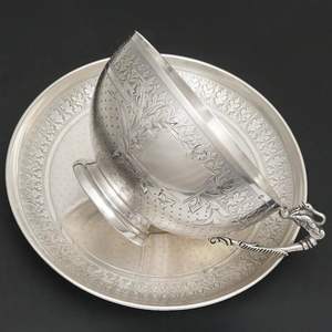 Sous-verre en métal argenté d'inspiration vintage avec des détails artistiques parfaits pour les mariages patrimoniaux et les réunions de famille - Product Image 5