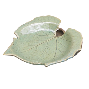 Plateau de service moderne en aluminium au design de feuille verte pour les mariages et les événements Articles de présentation de table uniques pour les repas et les repas - Product Image 1