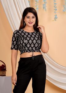 เสื้อเบลาส์ผ้าฝ้ายสีดำพิมพ์ลายดอกไม้ คอกลม แขนสามส่วน ทรงปกติ ใส่ได้ทุกวัน เหมาะสำหรับฤดูร้อน ผ้านุ่ม สวมใส่สบาย - Product Image 4