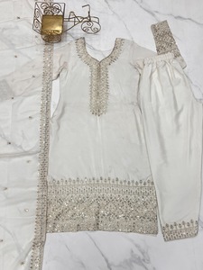Ensemble de Kurta en soie de Chinon imprimé de style Anarkali léger pour femmes tenue décontractée traditionnelle indienne et pakistanaise pour les fêtes de fête - Product Image 4