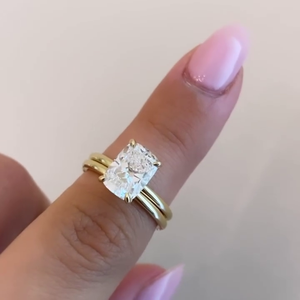 Anillo Solitario de Diamante con Corte Cojín Alargado en Oro Amarillo de 2.10 Quilates, Certificado por IGI - Product Image 3