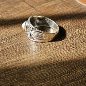 แหวนพลอยสีเงินประดับมุกหรูหราและมีสไตล์ทันสมัยสำหรับงานแต่งงานและงานครบรอบ - Product Image 3