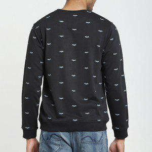 Sweat-shirt en tissu recyclé écologique, combinant la mode durable avec un usage quotidien. - Product Image 3