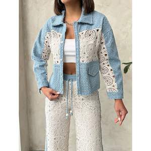 Veste en jean pour femme Topshow en bleu DSN1 avec détails en dentelle, vente en gros - Product Image 2