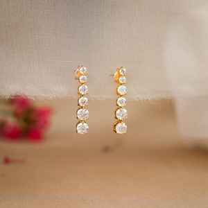 ต่างหูมอสซาไนต์แท้ ดีไซน์น่ารัก ตัวเรือนเงินแท้ 925 ชุบทอง 14K แบบห้อย เหมาะสำหรับงานแต่งงาน งานเลี้ยง ของขวัญสำหรับเธอ - Product Image 1