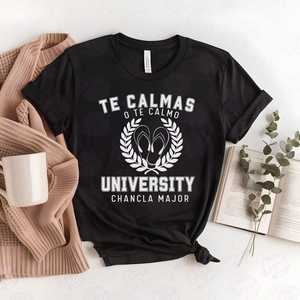 Divertente Maglietta Universitaria 'La Chancla' per la Mamma, Regalo per la Festa della Mamma 'Chingona', T-Shirt Promozionale 'Te Calmas O Te Calmo Latina' - Product Image 1
