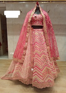 Robe brodée en georgette rayonnante pour femmes idéale pour les fêtes de mariage et les soirées élégantes en Inde - Product Image 4