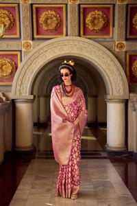 Dwsigner de qualité supérieure vente chaude look élégant dernier fabricant de saree en soie de tissu incroyable de Surat - Product Image 5