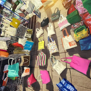 Bolsa de cosméticos para compras al aire libre con rayas multicolores ecológicas para mujer, bolsa de mano con cremallera geométrica, tejido de nailon fabricado en la India - Product Image 3