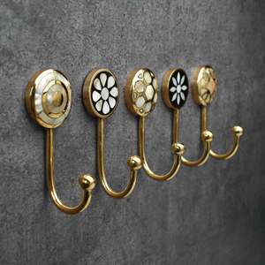 Gancho de Pared Decorativo Moderno de Latón con Diseño de Mosaico Blanco, Gancho Individual de Metal Hecho a Mano para Decoración de Paredes Interiores - Product Image 1