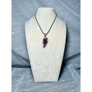 Colgante Navajo Hecho a Mano con Bisel de Concha de Ostra Espinosa Morada en Plata de Ley, Tecnología Única de Incrustación en Bisel - Product Image 6
