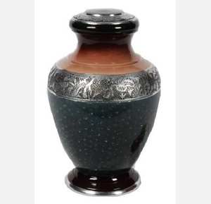 Urne funéraire en laiton de style américain/européen gravée en vert antique pour le stockage des cendres d'adultes - Product Image 2