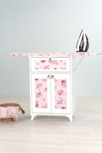 Planche à repasser pliable et réglable en bois avec armoire, cadre blanc et motif floral rose pour usage domestique - Product Image 1