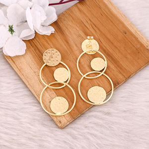 Boucles d'oreilles clous au design martelé, en laiton plaqué or jaune, magnifiques, pour femmes, fournisseur de bijoux, vente en gros - Product Image 4