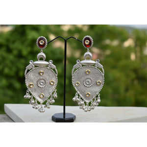 Pendientes de aro grandes estilo jhumka, hechos a mano, con diseño nuevo, imitación plata, de latón con piedras, para niñas y mujeres. - Product Image 1