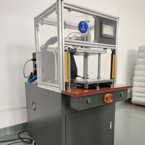 Machine de moulage par injection basse pression pour les capteurs automobiles et les systèmes avancés d'assistance à la conduite - Product Image 1