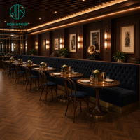 Meubles de restaurant haut de gamme Ron Group, table et chaises en bois massif sur mesure, banquette à dossier haut capitonnée en velours
