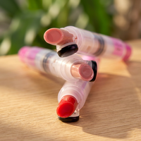 Baume à lèvres rose brillant qui prévient la sécheresse des lèvres avec un couvercle automatique pratique pour une application facile et une brillance naturelle