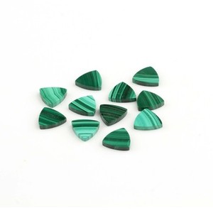 Malachite verte naturelle polie en vrac pierre précieuse lisse des deux côtés forme de trillion plat pour la fabrication de bijoux calibrée - Product Image 1
