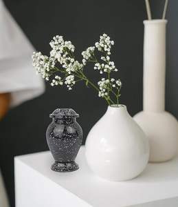 Embrace Keepsake Ángulo blanco Orando Urnas de cremación Venta caliente Diseño clásico Pequeño recuerdo Hecho India - Product Image 6