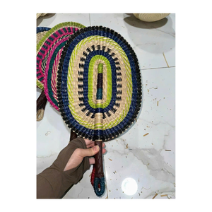 Abanico de mano Artesanal Seagrass Handfan para decoración de resort-Diseño de hoja de hierba-Producto de recuerdo plegable - Product Image 5